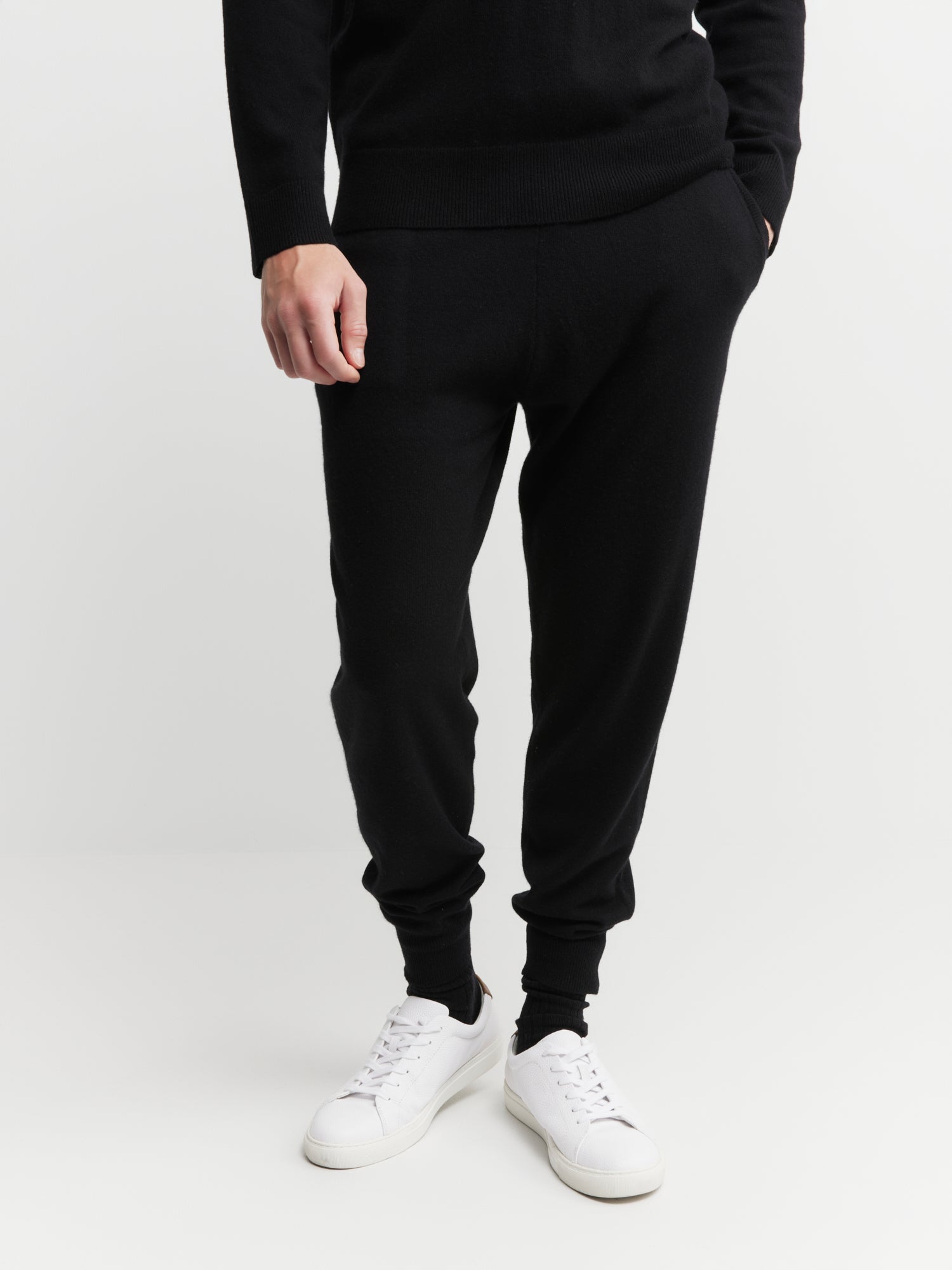 Essential Cashmere Jogger - Black