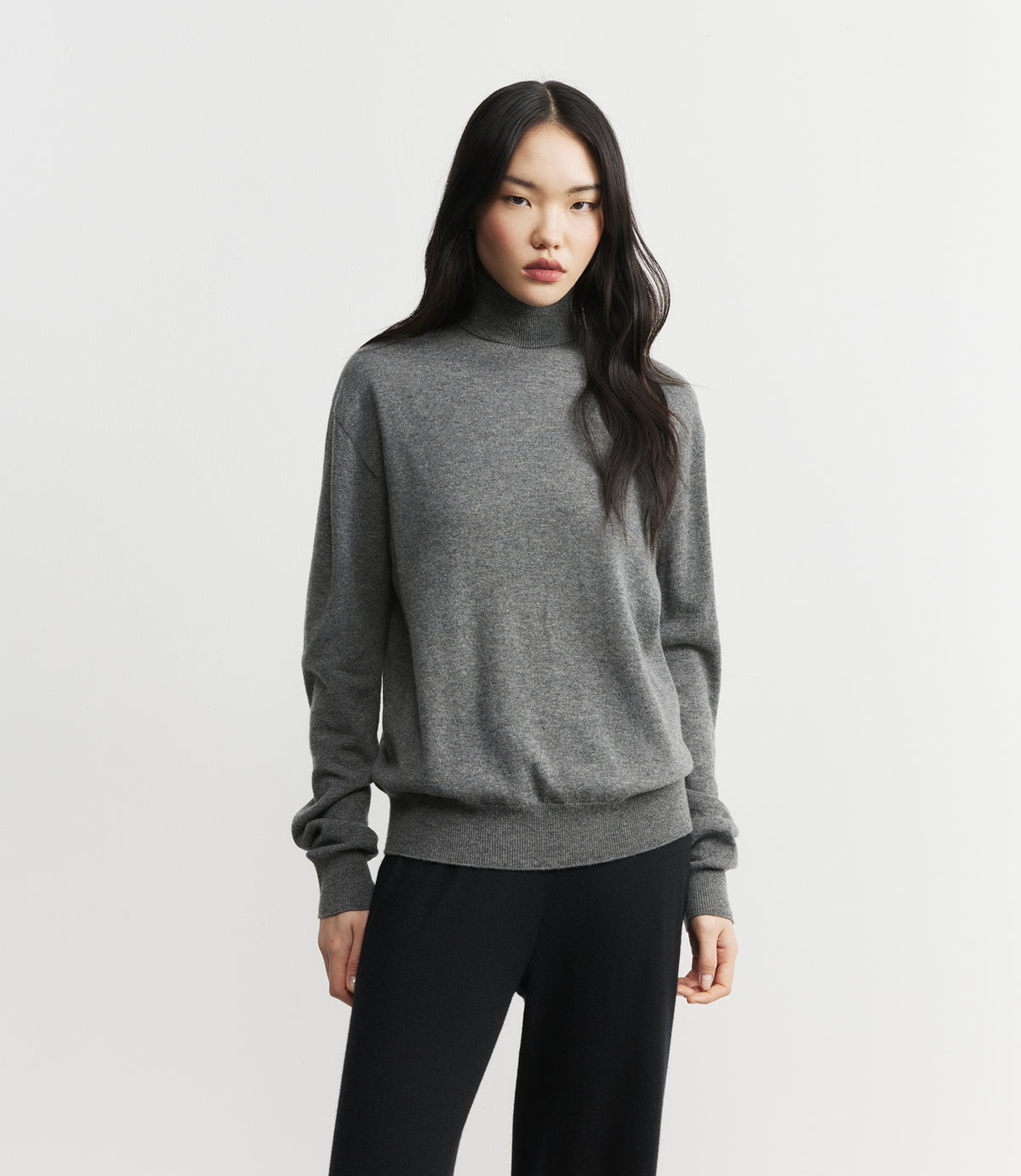 Signature Relaxed Cashmere Turtle Neck - Graphite