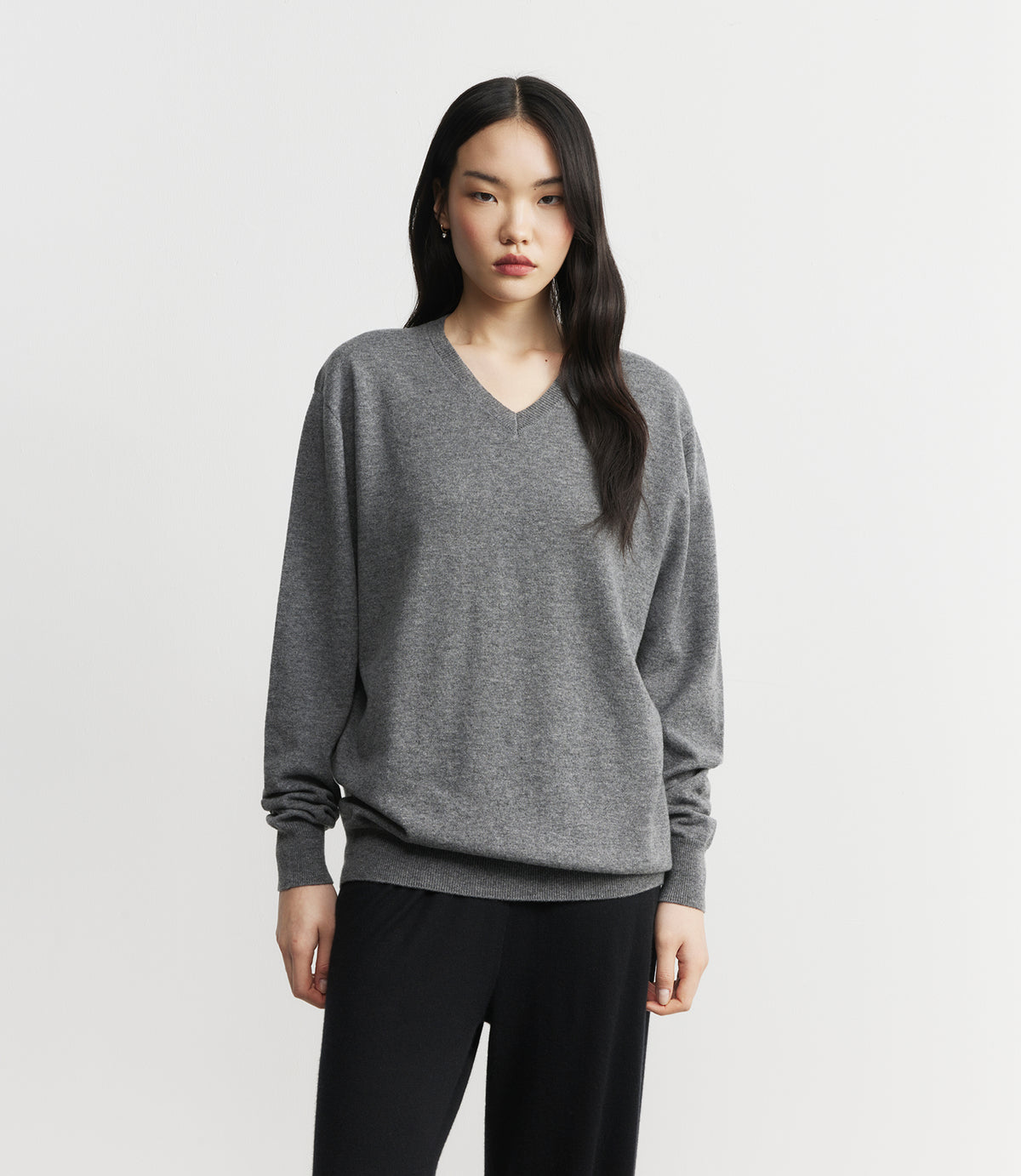 Signature Relaxed Cashmere V-Neck - Graphite