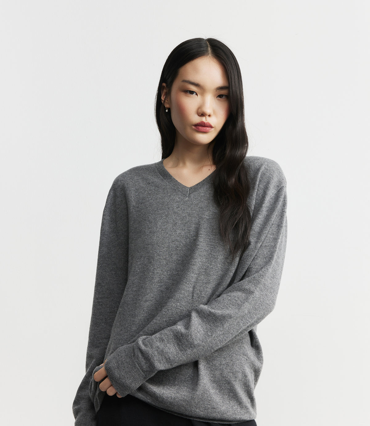 Signature Relaxed Cashmere V-Neck - Graphite