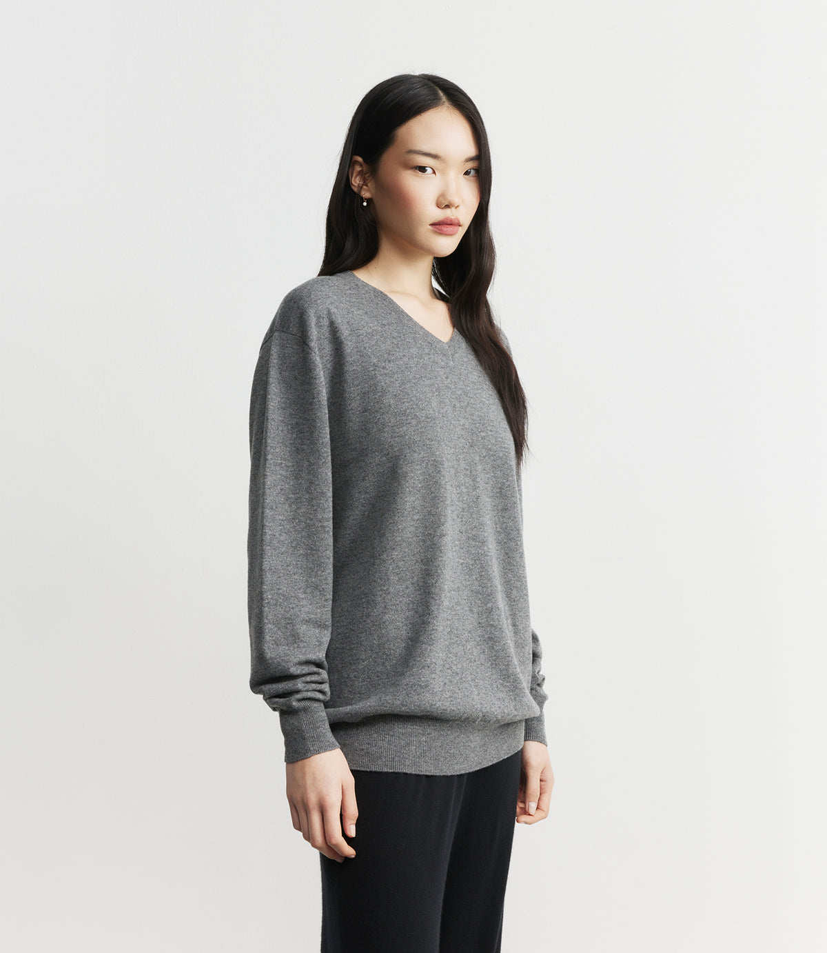 Signature Relaxed Cashmere V-Neck - Graphite